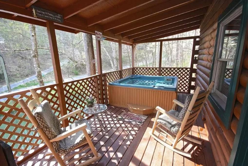The Fishing Hole Cabin - Sage Vacations แกตลิงเบิร์ก ภายนอก รูปภาพ