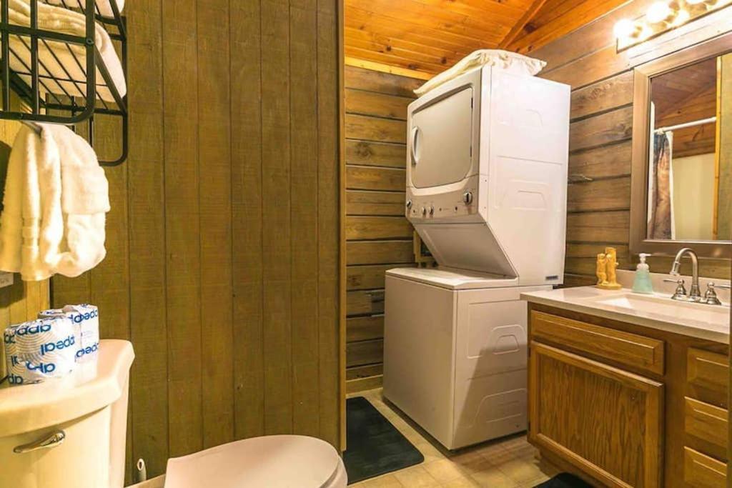 The Fishing Hole Cabin - Sage Vacations แกตลิงเบิร์ก ภายนอก รูปภาพ