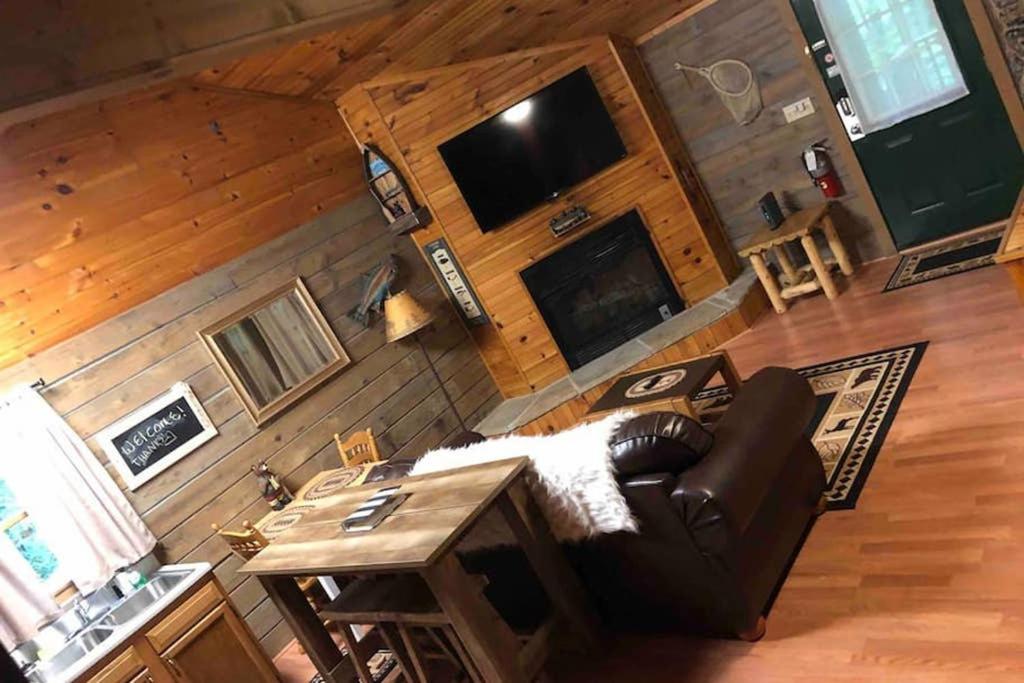 The Fishing Hole Cabin - Sage Vacations แกตลิงเบิร์ก ภายนอก รูปภาพ