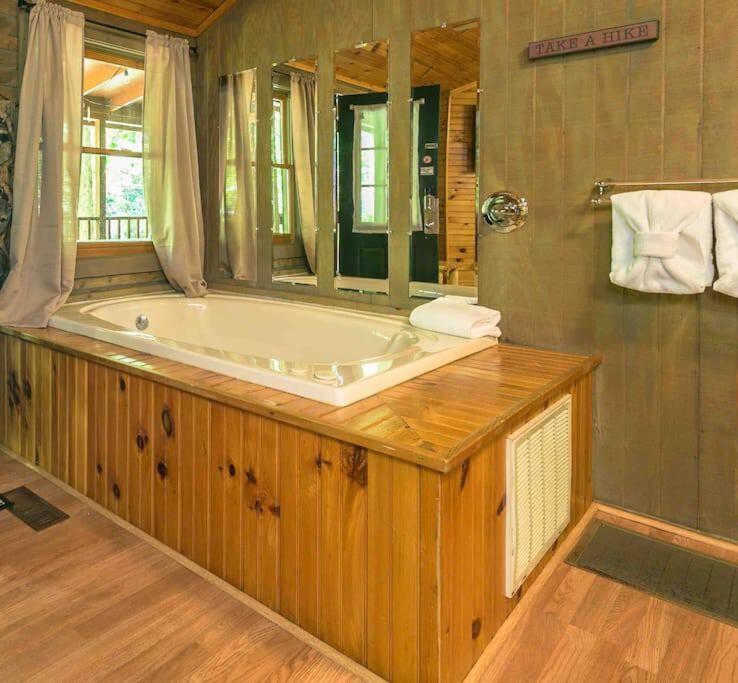 The Fishing Hole Cabin - Sage Vacations แกตลิงเบิร์ก ภายนอก รูปภาพ