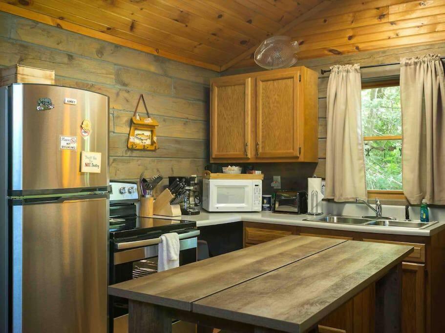 The Fishing Hole Cabin - Sage Vacations แกตลิงเบิร์ก ภายนอก รูปภาพ