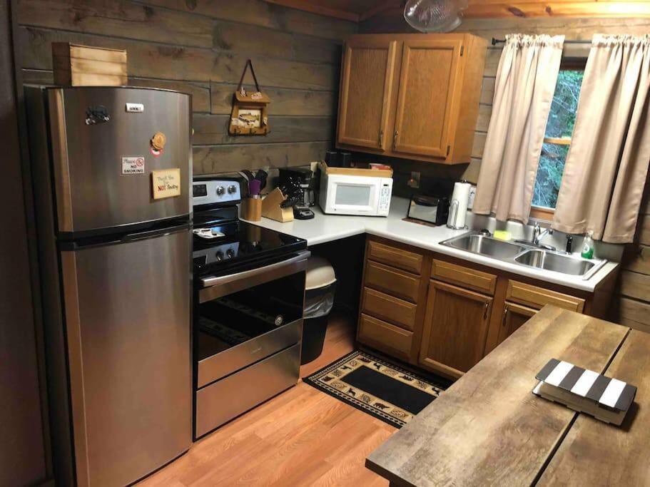 The Fishing Hole Cabin - Sage Vacations แกตลิงเบิร์ก ภายนอก รูปภาพ